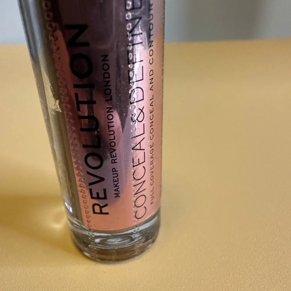 🩷5/$10 Revolution Conceal & Define Concealer